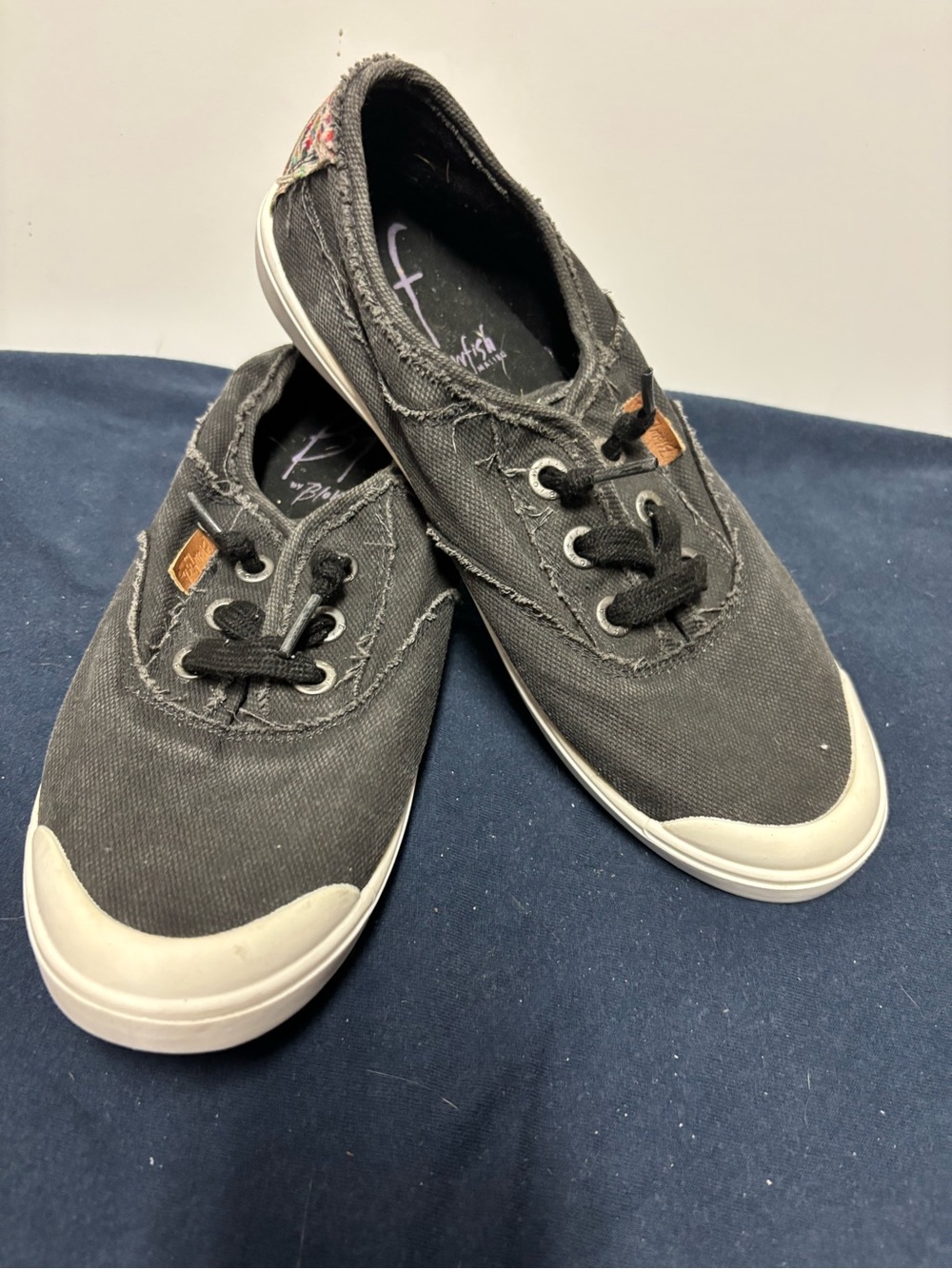 Blowfish Size 8.5 Women's Low-Top Canvas Sneakers